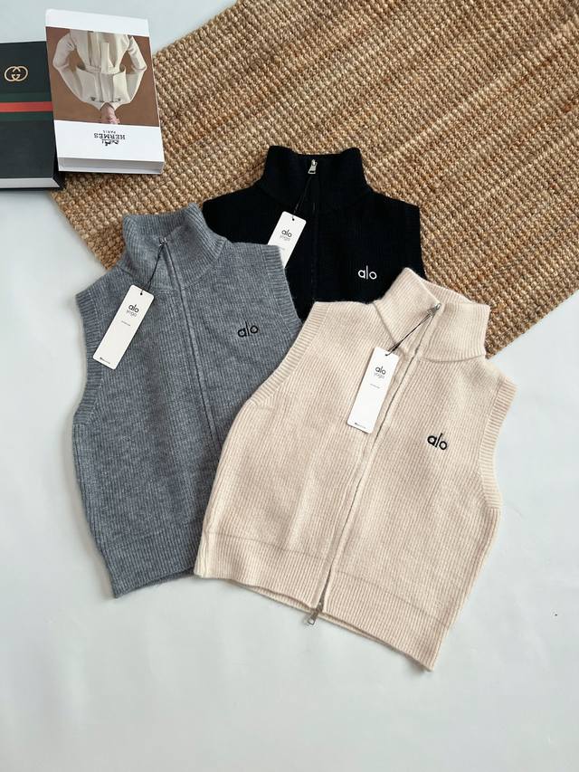 供 Alo女士新款针织马甲背心拉链立领毛衣开衫 宝子们，Alo这款拉链开衫背心上衣真的太香了～拉链设计，胸前刺绣Logo！低调又有辨识度，彰显品牌质感，既能保暖