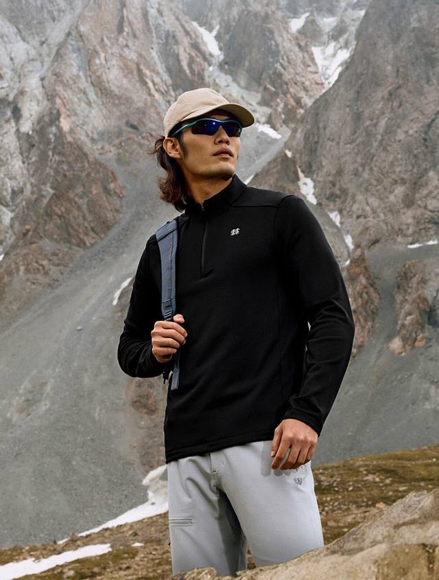 供 Kolon Sport25秋款可隆长袖打底衫硅胶Logo男士半拉链长袖男T恤 适合春秋单穿 冬季内搭！厚薄适中。采用科技空气层面料 真的很舒服， 半拉链设计