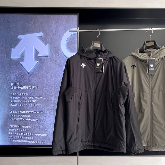 科技棉 25冬季新品 Descente迪桑特 轻薄柔软宽松棉外套户外轻防水防风 在运动之前，穿搭装备怎么挑却成了困扰许多人的难题。穿得太厚容易活动不便，穿得太薄