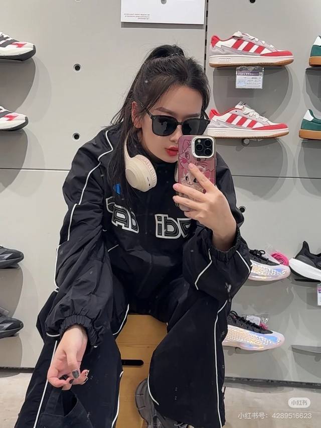 新款上新 不拆卖 阿迪达斯Adidas三叶草 Superstar 情侣机车套装 三叶草 Superstar 情侣机车系列好新潮 Up2025时髦精依旧热爱复古机