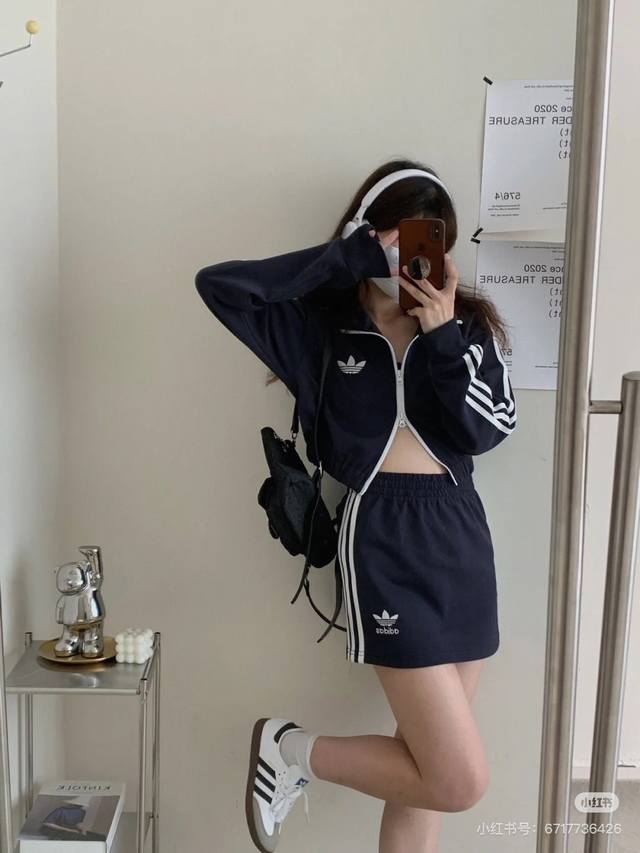 新款上新 不拆卖 Adidas阿迪达斯三叶草秋季新款女士外套+短裙 三叶草女款套装 经典三条杠女款运动外套+短裙 历久弥新的经典 亿位潮咖齐上身#集合当下最流行