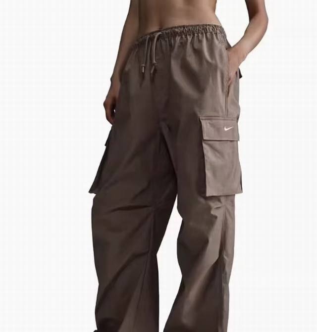 新款上新 秋季新款耐克Nike单勾印花大口袋工装休闲长裤束脚卫裤 耐克Logo完美呈现经典 梭织材质 质感特赞 ， 上身舒适有型 超级百搭的一款裤子 喜欢户外旅