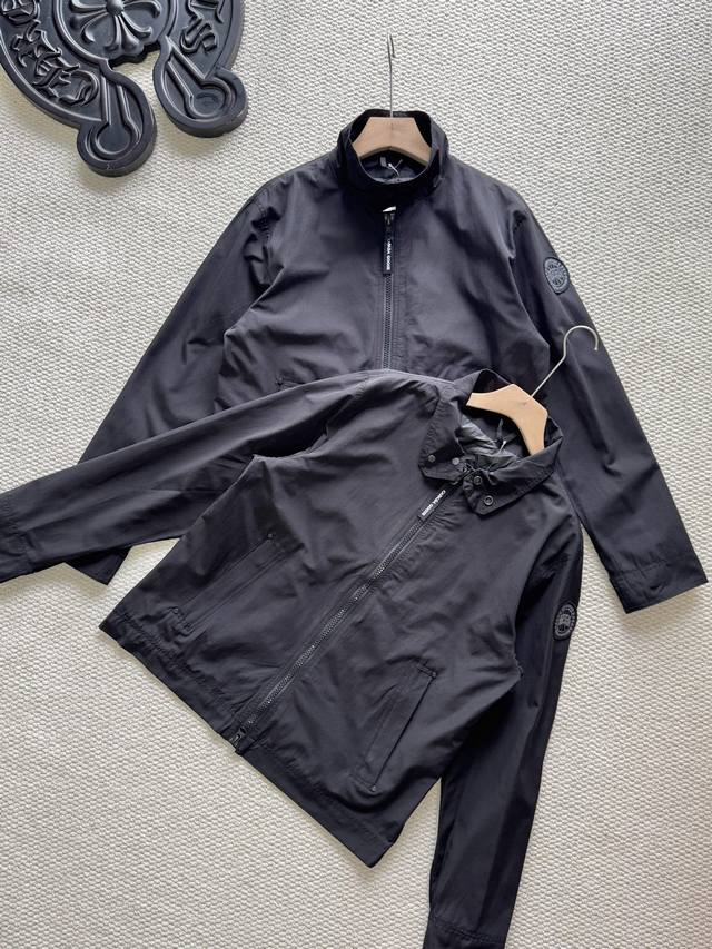 加拿大鹅新款Rosedale男士黑标大鹅夹克 中性风格，女生也可以Hold住喔 颜色：黑色 尺码：M～Xxl 受传统工作服启发，融入加拿大鹅现代设计元素，利用标