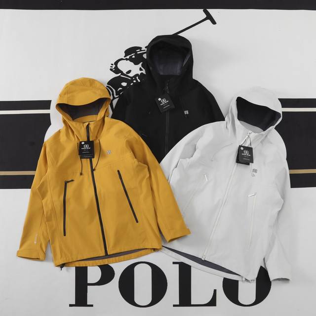 Kolon Sport可隆1992 C-Knit冲锋衣，背带款，采用Gore-Tex面料，防水透气，C-Knit背衬技术轻便舒适。Ykk拉链顺滑流畅，立体剪裁设