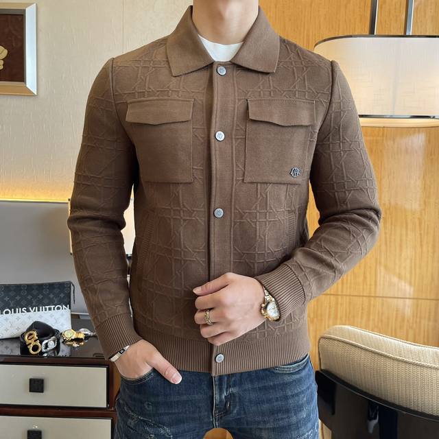 迪奥 Ss秋装大爆款夹克外套，定制高品质聚酯纤维面料！顶级时尚大牌元素Logo设计，三标齐全！原版五金辅料，线条流畅，工艺精致，上身版型超赞，面料舒适，挡风保暖