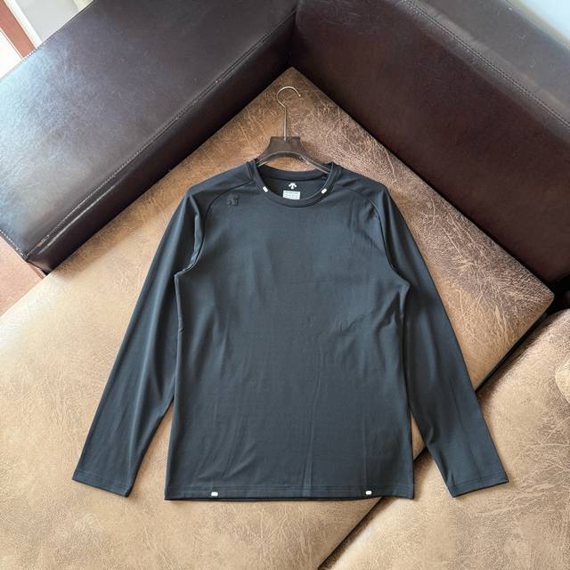 滴滴家Ds Running系列 3M反光标识舒适保暖长袖圆领T恤！！ 细节控狂喜的硬核质感 健身党 通勤族都能锁的隐形刚需 标志性肩袖立体胶章。 面料黑科技：会