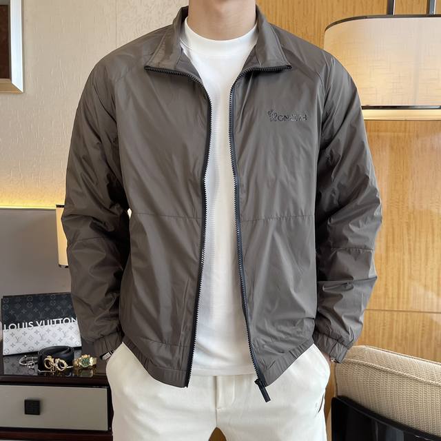 蒙口 Ss秋装大爆款夹克外套，定制高品质聚酯纤维面料！顶级时尚大牌元素Logo设计，三标齐全！原版五金辅料，线条流畅，工艺精致，上身版型超赞，面料舒适，挡风保暖