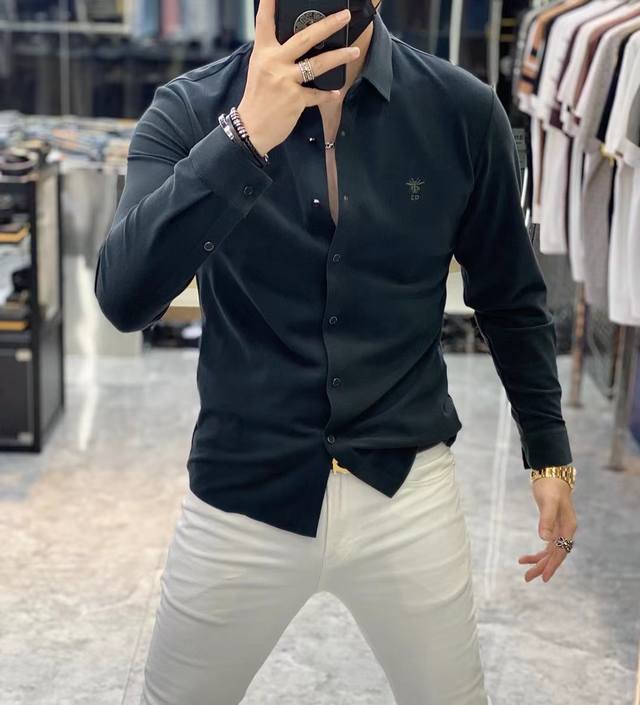 迪奥 Ss时尚大爆款精品长袖衬衫，贸易公司渠道货，品相完美如斯，属于入柜级别，可预见性的爆款，高级定制进口高级棉混纺面料，大师级剪裁，质感无敌，亲肤性极佳，非常