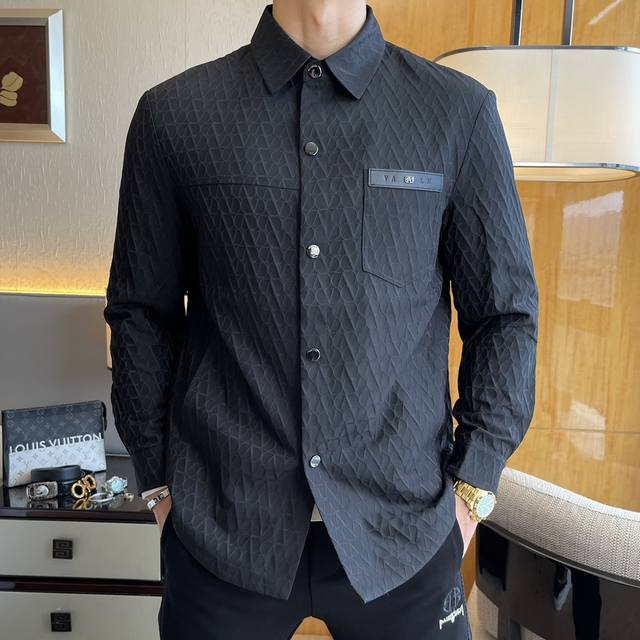 V伦天奴 Ss秋装大爆款夹克外套，定制高品质聚酯纤维面料！顶级时尚大牌元素Logo设计，三标齐全！原版五金辅料，线条流畅，工艺精致，上身版型超赞，面料舒适，挡风