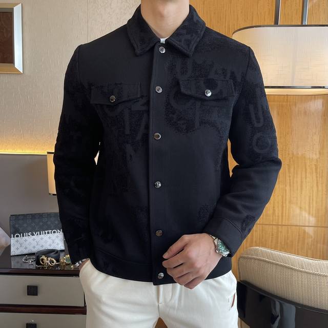 Lv Ss秋装大爆款针织夹克外套，定制高品质聚酯纤维面料！顶级时尚大牌元素Logo设计，三标齐全！原版五金辅料，线条流畅，工艺精致，上身版型超赞，面料舒适，挡风