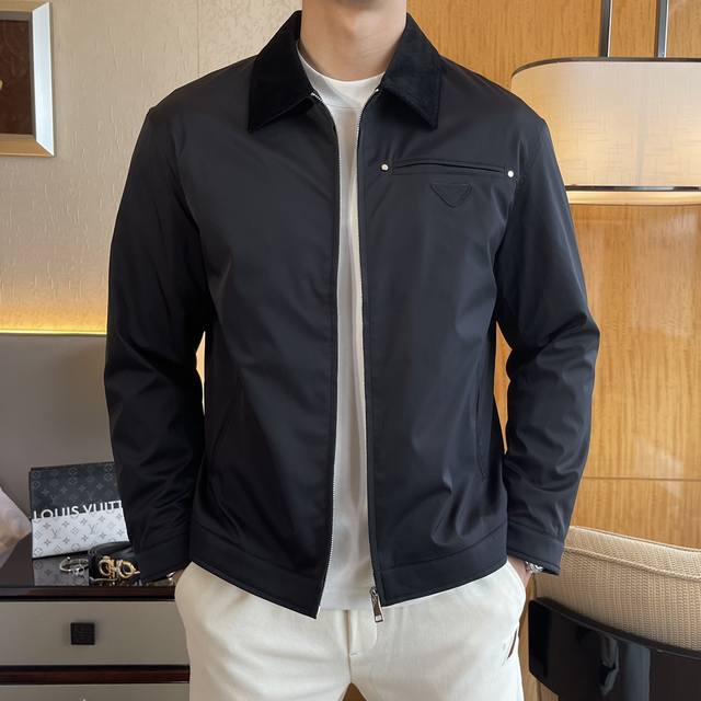 普拉达 Ss秋装大爆款夹克外套，定制高品质聚酯纤维面料！顶级时尚大牌元素Logo设计，三标齐全！原版五金辅料，线条流畅，工艺精致，上身版型超赞，面料舒适，挡风保