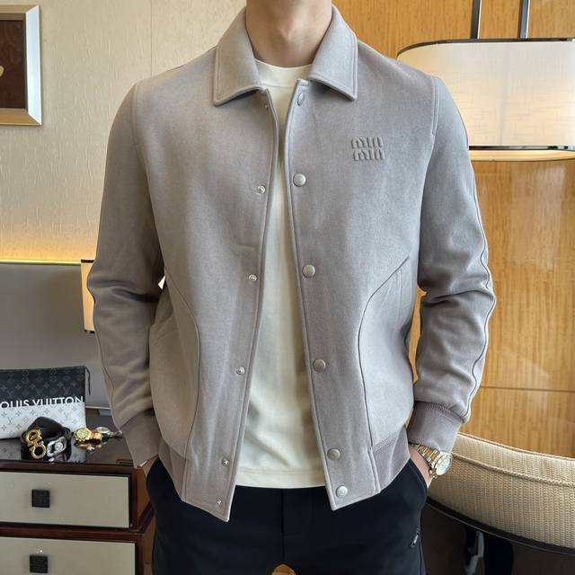 谬谬 Ss秋装大爆款羊毛夹克外套，定制高品质聚酯纤维面料！顶级时尚大牌元素Logo设计，三标齐全！原版五金辅料，线条流畅，工艺精致，上身版型超赞，面料舒适，挡风