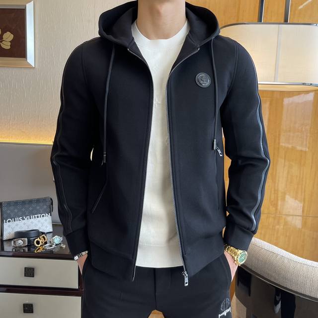 Lp诺悠 Ss秋装大爆款夹克外套，定制高品质聚酯纤维面料！顶级时尚大牌元素Logo设计，三标齐全！原版五金辅料，线条流畅，工艺精致，上身版型超赞，面料舒适，挡风