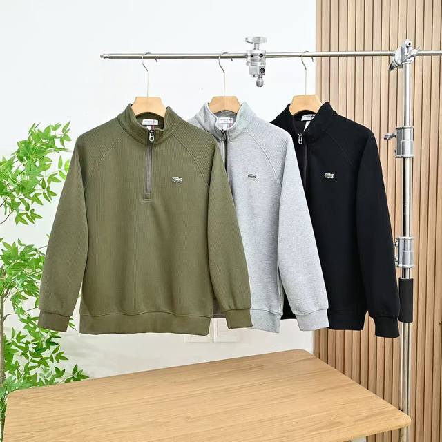 Lacoste法国鳄鱼2025秋季新款半拉链套头休闲卫衣 这款当季标志性卫衣是Lacoste无界系列 色彩亮丽。选用舒适纯棉面料，胸前饰有小鳄鱼Logo，是本系