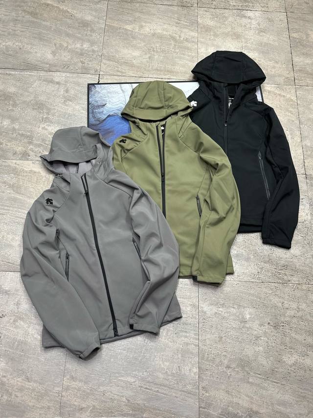 供 迪桑特硅胶立体综训练男士加绒防泼水运动健身梭织连帽冲锋衣外套。 采用功能性质感防风防水户外面料，正宗的高端货！内B1264里复合科粒绒，更加御寒保暖！全包边