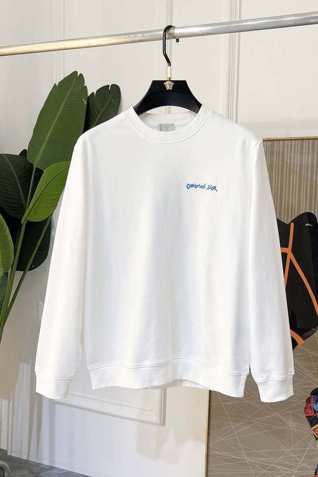 迪奥 Ss秋季大爆新款，最高版本时尚套头卫衣、每年必出的经典之作。受各大明星的青睐推崇，精选高端欧棉混纺面料，重工艺制作，原版五金辅料Logo设计，柔软顺滑，质