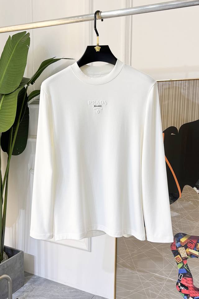 普拉达 高端成衣系列24Ss秋冬季节新品时尚轻奢经典时尚圆领长袖！秋冬必入的单品，轻熟男士穿搭！ 精致常规的版型，俗称经典简洁干练，实穿性佳经典的纯色设计，可单
