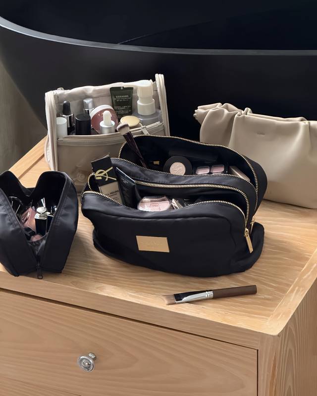 下单备注：香奶奶铁牌化妆包 下单务必备注铁牌 小香洗漱化妆包 一只 容量大 无敌能装 黑金配色超显贵气 双层拉链设计可以分区收纳 出差旅行带这个包就足够啦 实拍