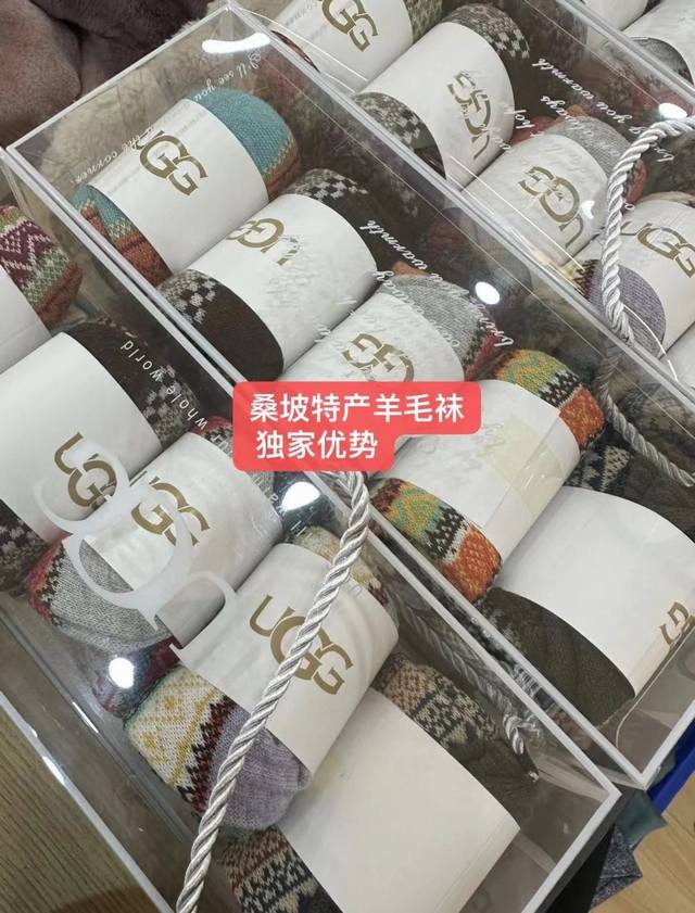 下单备注：Ugg图腾羊毛袜透明盒装 图腾羊毛袜 一盒 专业搭配油叽叽的中筒袜 加厚版巨保暖 花色也好喜欢 桑坡专场 你们要的羊毛袜 超级暖 我自己先留 搭配雪地
