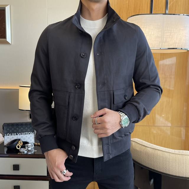 杰尼娅 Ss秋装大爆款夹克外套，定制高品质聚酯纤维面料！顶级时尚大牌元素Logo设计，三标齐全！原版五金辅料，线条流畅，工艺精致，上身版型超赞，面料舒适，挡风保