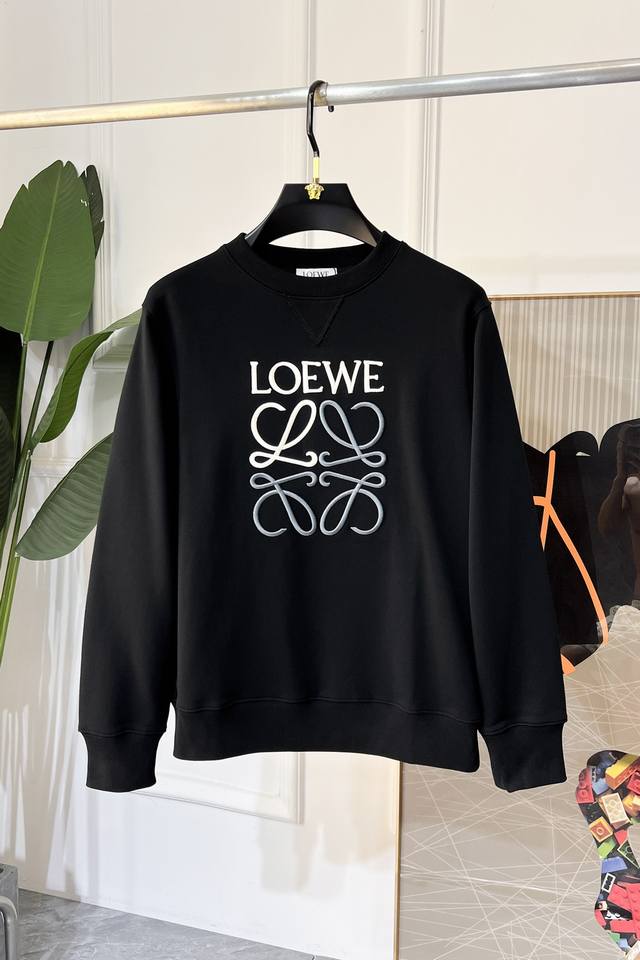 L薏葳 Ss秋季大爆新款，最高版本时尚套头卫衣、每年必出的经典之作。受各大明星的青睐推崇，精选高端欧棉混纺面料，重工艺制作，原版五金辅料Logo设计，柔软顺滑，