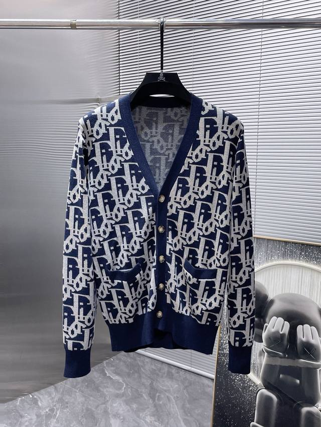 迪奥 Dior 秋冬新款 羊毛混纺 开衫 长袖 毛衣 羊毛衫 打底衫，高端版本！专柜定制面料 透气舒适度高，细节无可挑剔，品牌元素设计理念，体现高品质。手感细腻