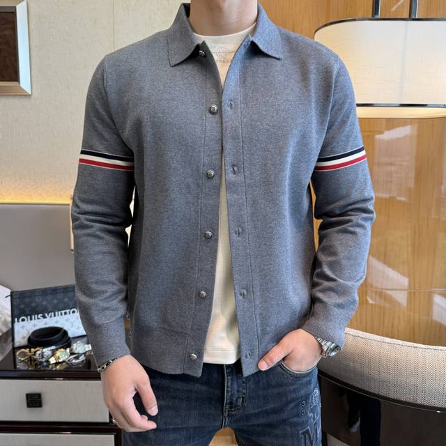 Tb-2025新款时尚高品质针织外套系列，原单最新款上市拉， 精致定位刺绣，简洁大气，舒适面料，适合任何场面穿，时尚帅气 手感极佳 是注重实用和品质的男士的选择