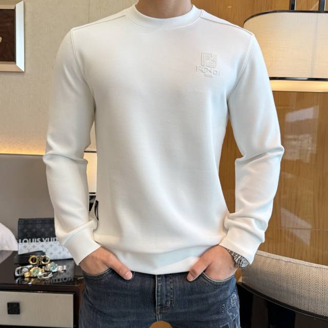 芬迪 2025Ss秋季大爆新款，最高版本时尚套头羊绒卫衣T恤、每年必出的经典之作。受各大明星的青睐推崇，精选高端欧棉混纺面料，重工艺制作，原版五金辅料Logo设