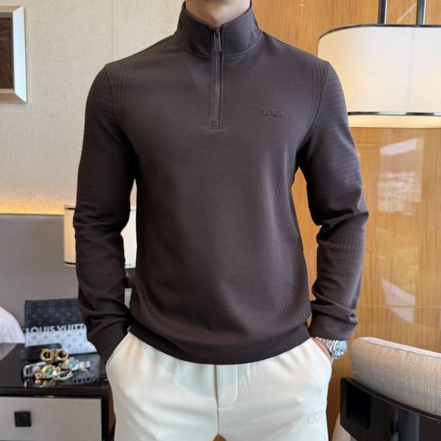 杰尼娅 2025Ss秋季大爆新款,最高版本时尚立领羊绒卫衣T恤、每年必出的经典之作。受各大明星的青睐推崇,精选高端欧棉混纺面料,重工艺制作,原版五金辅料Logo 杰尼娅 2025Ss秋季大爆新款,最高版本时尚立领羊绒卫衣T恤、每年必出的经典之作。受各大明星的青睐推崇,精选高端欧棉混纺面料,重工艺制作,原版五金辅料Logo