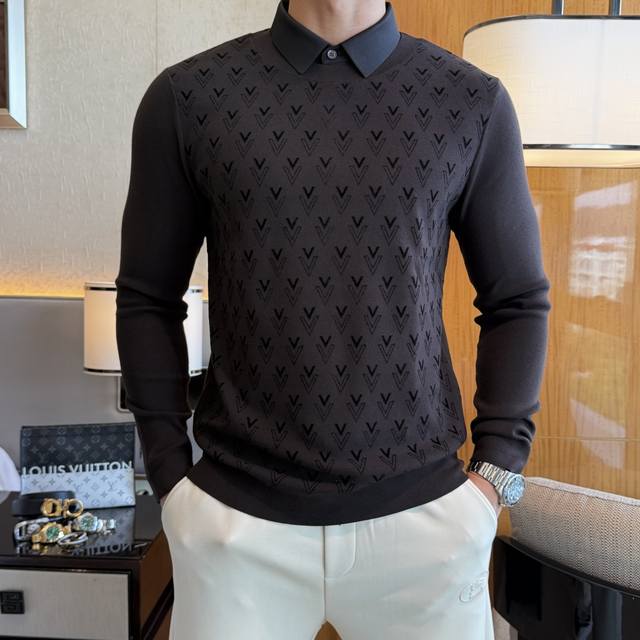 华伦天奴- 2025秋冬新款男士羊毛针织假两件毛衫。专柜在售爆款单品，各大时尚买手明星人手一件的百搭单品。简单时尚甚是好看，上身绅士范十足。整件毛衣不单纹理工艺