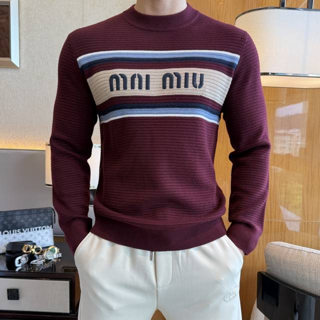 谬谬 2025Ss秋冬专柜大爆款针织毛衫，休闲时尚外穿 内搭必备款，定制进口羊毛混纺面料，面料手感细腻，贴身舒适不扎肉，上身版型好 穿着保暖，专柜标志设计非常独
