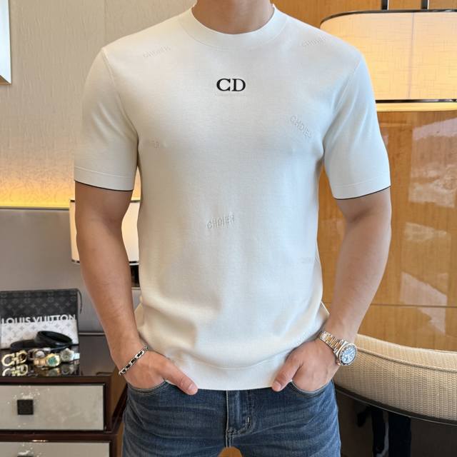 迪奥 -2025Ss秋冬半袖打底衫系列！休闲商务外穿 内搭必备款，精选上等-精纺桑蚕丝混纺面料，面料手感细腻，贴身舒适不扎肉，上身版型好 穿着保暖，专柜标志设计