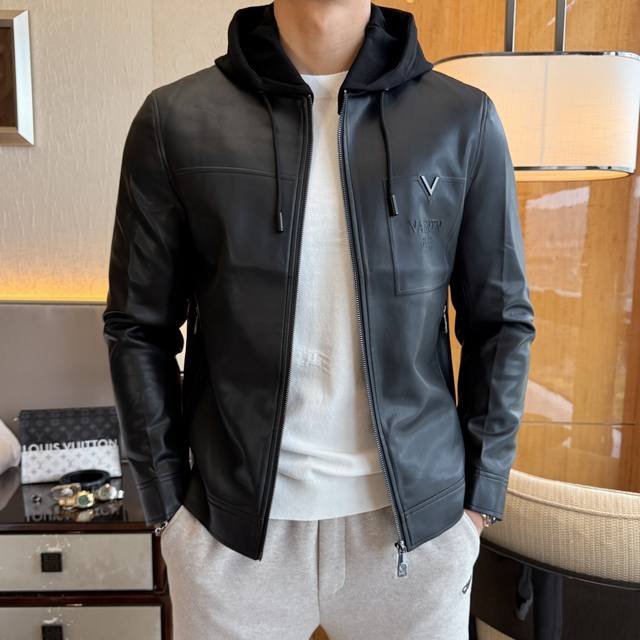 华伦天奴 2025Ss秋冬大爆款皮衣外套，精品欧货，元素奢华工艺设计，时尚新品，大牌很时尚，进口聚酯纤维Pu皮材质，完美立体剪裁，穿着起来更加舒服百搭，这种密度