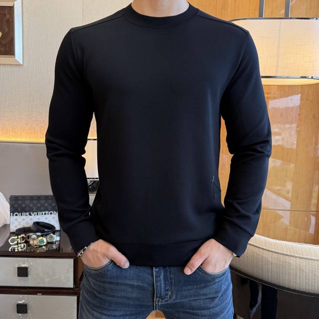 普拉达 2025Ss秋季大爆新款，最高版本时尚卫衣、每年必出的经典之作。受各大明星的青睐推崇，精选高端欧棉混纺面料，重工艺制作，原版五金辅料Logo设计，柔软顺