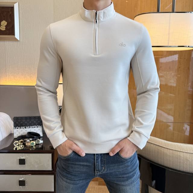Alo 2025Ss秋季大爆新款，最高版本时尚立领卫衣、每年必出的经典之作。受各大明星的青睐推崇，精选高端欧棉混纺面料，重工艺制作，原版五金辅料Logo设计，柔