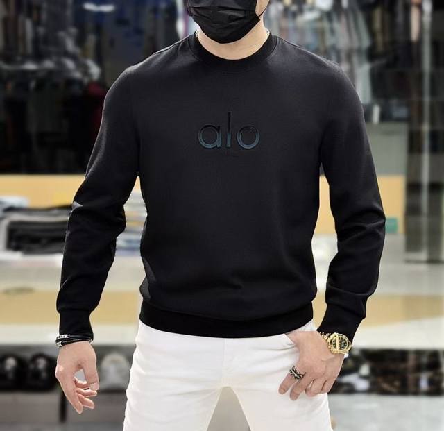 Alo 2025Ss秋季大爆新款，最高版本时尚套头卫衣、每年必出的经典之作。受各大明星的青睐推崇，精选高端欧棉混纺面料，重工艺制作，原版五金辅料Logo设计，柔