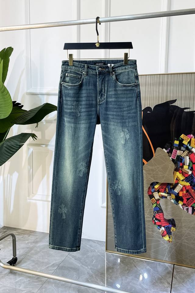 克罗芯 2025Ss蛇年秋冬宽松版牛仔裤。原单1:1制作，日常必备的完美之选，简单大气亦时尚有型，定制进口丹宁面料 ，重工洗水工艺，做工复杂工艺精湛。轻松迎合四