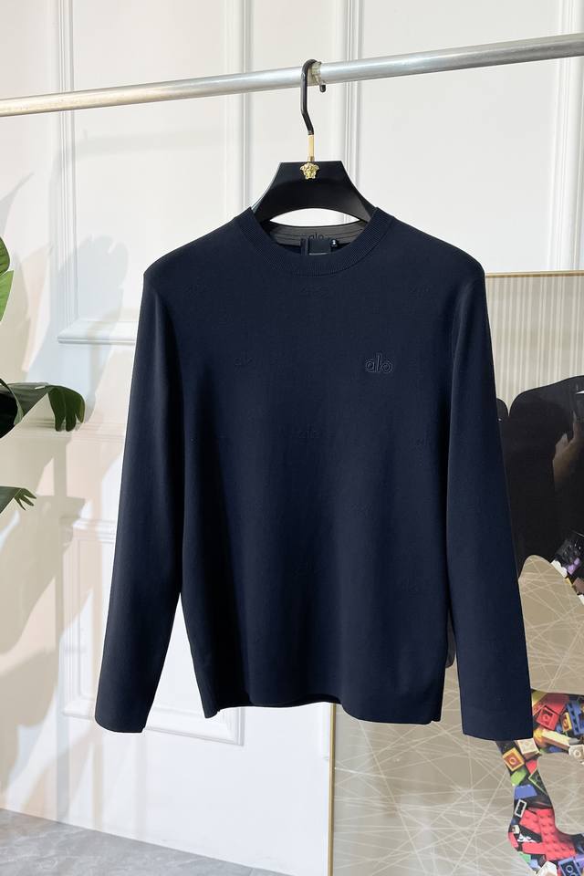 Alo 2025Ss秋冬专柜大爆款针织毛衫，休闲时尚外穿 内搭必备款，定制进口羊毛混纺面料，面料手感细腻，贴身舒适不扎肉，上身版型好 穿着保暖，专柜标志设计非常