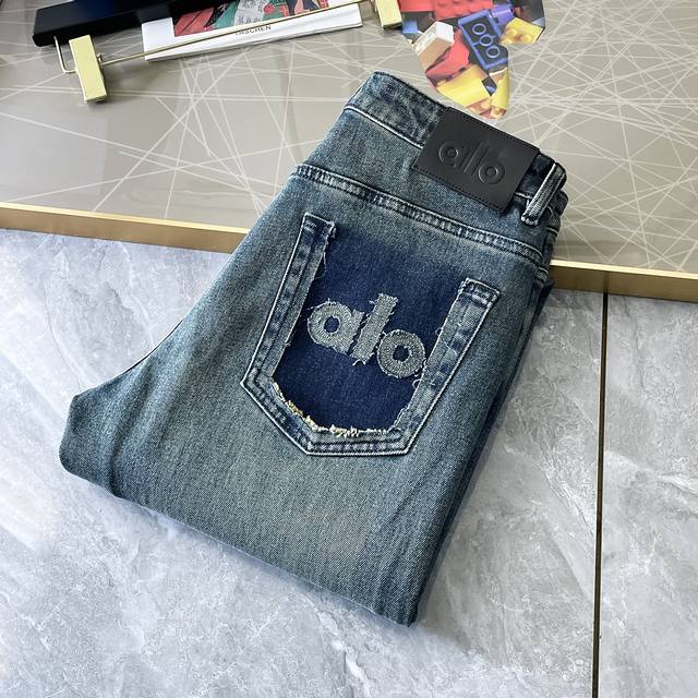 Alo- 2025Ss蛇年秋冬宽松版牛仔裤。原单1:1制作，日常必备的完美之选，简单大气亦时尚有型，定制进口丹宁面料 ，重工洗水工艺，做工复杂工艺精湛。轻松迎合