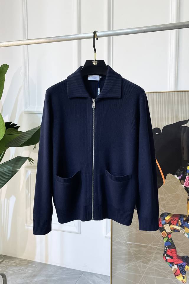 迪奥 2025Ss秋冬大爆款精品针织羊毛开衫外套，定制高品质聚酯纤维面料！顶级时尚大牌元素Logo设计，三标齐全！原版五金辅料，线条流畅，工艺精致，上身版型超赞