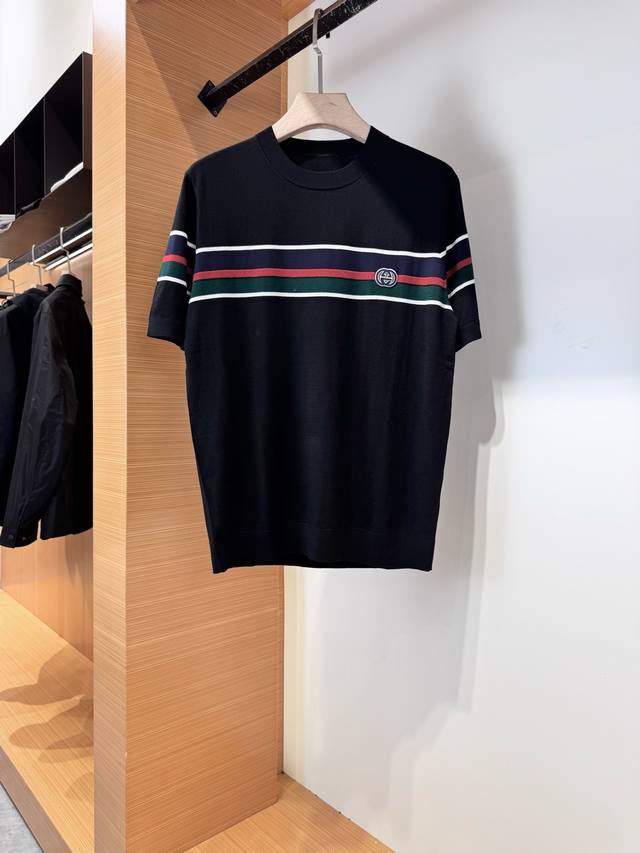 Guc*I古*2025秋冬新款男士针织短袖。重磅级尤物单品，外商客供进口桑蚕丝羊毛混仿面料，高效透气性与吸湿性舒适性胜于任何棉品，垂感极佳，光泽度带来强烈的质感