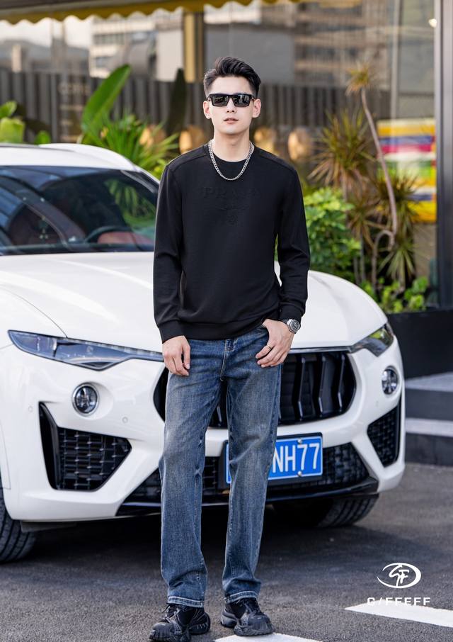 普拉达 2025Ss秋季大爆新款，最高版本时尚套头卫衣、每年必出的经典之作。受各大明星的青睐推崇，精选高端欧棉混纺面料，重工艺制作，原版五金辅料Logo设计，柔