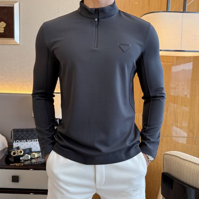 普拉达 2025Ss秋装大爆款户外运动长袖T恤，采用定制高级棉面料 时尚大牌元素Logo设计，柔软细腻舒适保暖，多重工艺制作，男人的衣柜都少不了基础打底衫 随时