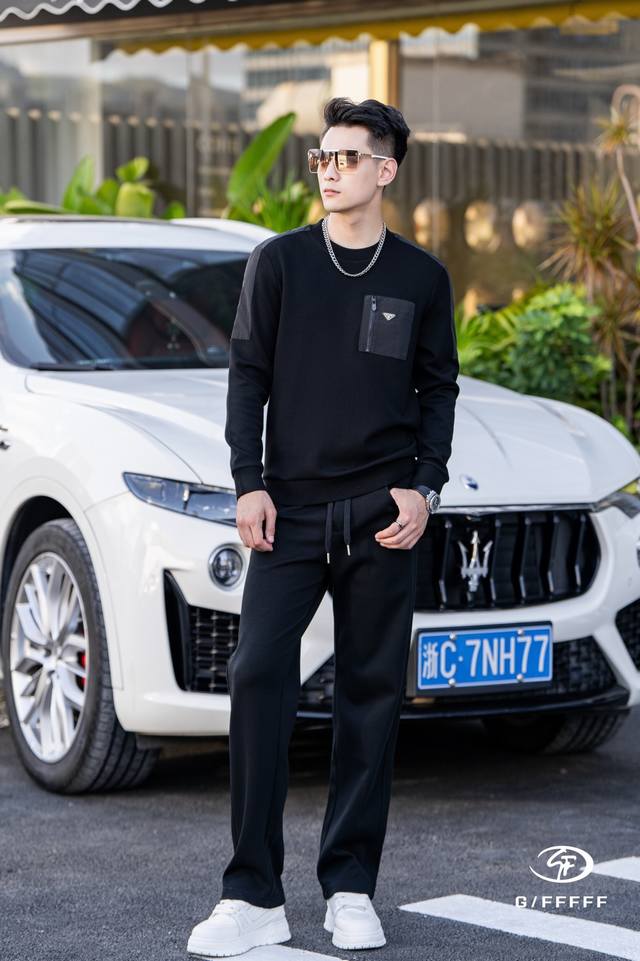 普拉达 2025Ss秋季大爆新款，最高版本时尚套头针织卫衣、每年必出的经典之作。受各大明星的青睐推崇，精选高端欧棉混纺面料，重工艺制作，原版五金辅料Logo设计