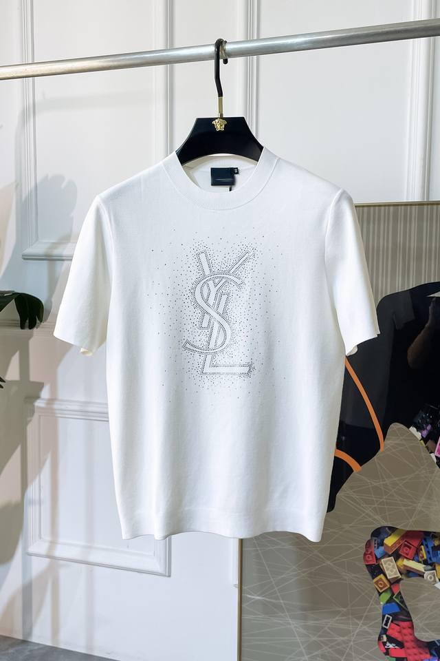Ysl -2025Ss秋冬半袖毛衫系列！休闲商务外穿 内搭必备款，精选上等-精纺桑蚕丝混纺面料，面料手感细腻，贴身舒适不扎肉，上身版型好 穿着保暖，专柜标志设计