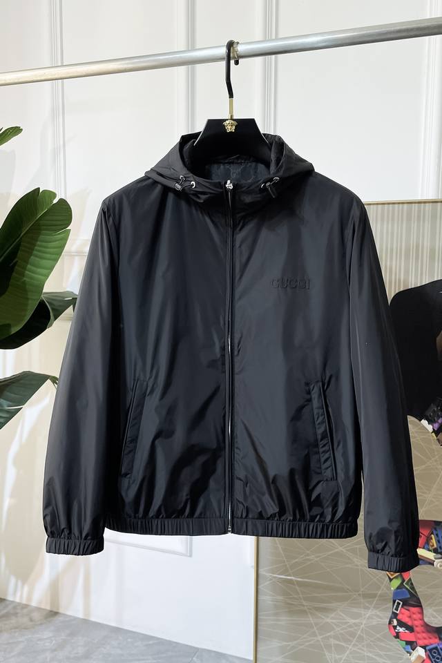 顶级版本 古奇- 2025Ss秋冬大爆款双面穿夹克，定制高品质聚酯纤维面料！顶级时尚大牌元素Logo设计，三标齐全！原版五金辅料，线条流畅，工艺精致，上身版型超