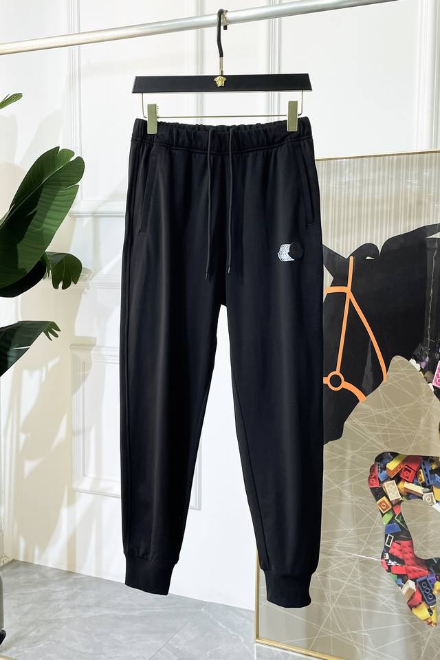 蒙口 2025Ss秋冬专柜同步爆款休闲裤，本季必入百搭款式，上身极为出挑，超级百搭款 ，原版1:1复刻，三标齐全！专柜最新时尚元素设计，进口定织高品质欧棉面料，