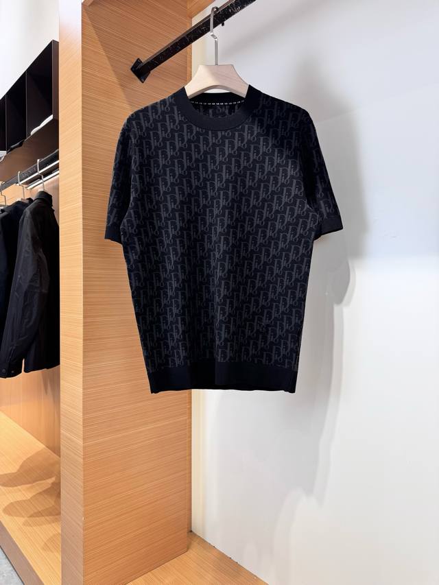 迪奥Dior2025年秋季新款男士圆领针织短袖T恤。顶级成衣高标准制作，意大利定制面料，超高品质，布面光洁亮丽，柔软抗皱，吸湿透气。弹性与垂感颇佳。胸前今年最流