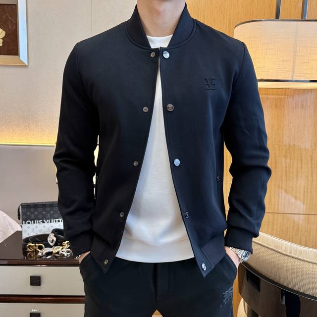 Lv 2025Ss秋冬大爆款双面穿夹克，定制高品质聚酯纤维面料！顶级时尚大牌元素Logo设计，三标齐全！原版五金辅料，线条流畅，工艺精致，上身版型超赞，面料舒适