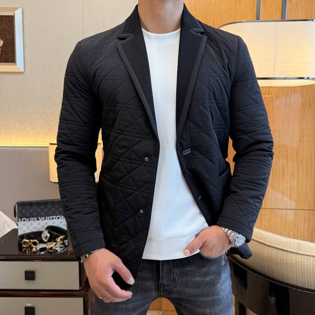 Lp诺悠 2025Ss蛇年秋冬大爆款休闲薄棉西装外套 最为时尚简约设计，大气得体，随意中凸显精致。面料 此款科技定制聚酯纤维面料， 不是传统的设计 更加显得年轻